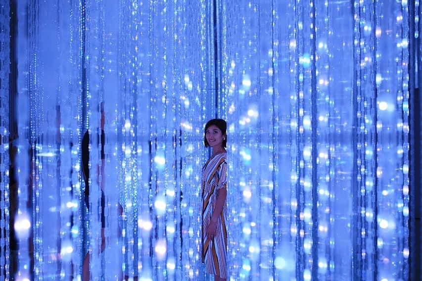 西谷綾子のインスタグラム：「✴︎ 💎✨💎✨ #チームラボ #チームラボプラネッツ #チームラボ豊洲  #異空間 #幻想的 #綺麗 #世界観 #美しい #面白い #ワクワク #感動 #空間 #素敵 #キラキラ #teamlab #art #instaart #instagood #tokyo #japan」