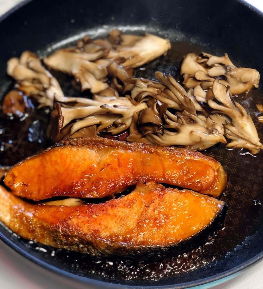 Mizuki【料理ブロガー・簡単レシピ】さんのインスタグラム写真 - (Mizuki【料理ブロガー・簡単レシピ】Instagram)「・ 【レシピ】 ♡さっぱりコクうま♡ 鮭の和風ムニエル ・ おはようございます(*^^*) 今日はリクエストいただいた お魚レシピのご紹介です♩  お手軽な切り身で作る 鮭の和風ムニエル♡ バターで香ばしく焼いた鮭に さっぱりぽん酢で味付けしました♩ 付け合わせのまいたけまで フライパンひとつで作れますよ〜♫ とっても簡単にできるので よかったらお試し下さいね(*^^*) ・ ・ ーーーーーーーーーーーー 【2人分】 生鮭...2切れ 塩こしょう...少々 薄力粉...適量 まいたけ...1袋 (あれば)大根...5cm サラダ油...小1 バター...大1 ぽん酢...大1〜 万能ねぎ...適量  1.まいたけはほぐす。大根はすりおろす。鮭に塩こしょうを振って薄力粉をまぶす。 2.フライパンにサラダ油とバターを入れて中火で熱し、鮭を両面色よく焼く。8割方火が通ったら端に寄せ、空いたところでまいたけを炒める。 3.鮭に火が通ったらぽん酢を加えてさっとからめる。 4.器に盛り、大根おろしを添え、小口切りにしたねぎをトッピングする。 ーーーーーーーーーーーー ・ ・ 《ポイント》 ♦︎サーモンで作ってもOK♩ ♦︎まいたけの代わりに他のきのこでも♩ ♦︎大根おろしはお好みで♩ ・ ・  #ブログ更新しました ・ ・  ブログ(レシピ)はホームのリンクよりご覧下さい↓ @mizuki_31cafe 【Mizuki公式ラインブログ】 https://lineblog.me/mizuki_official/ ・ ・ #魚レシピ#魚#鮭#ムニエル #Mizuki#簡単レシピ#時短レシピ#節約レシピ#料理#レシピ#フーディーテーブル#ブログ#おうちごはん#おうちカフェ#デリスタグラマー#マカロニメイト#器#料理好きな人と繋がりたい#料理ブロガー#おうちごはんlover #foodpic#food#follow#cooking#recipe#lin_stagrammer」8月22日 7時31分 - mizuki_31cafe