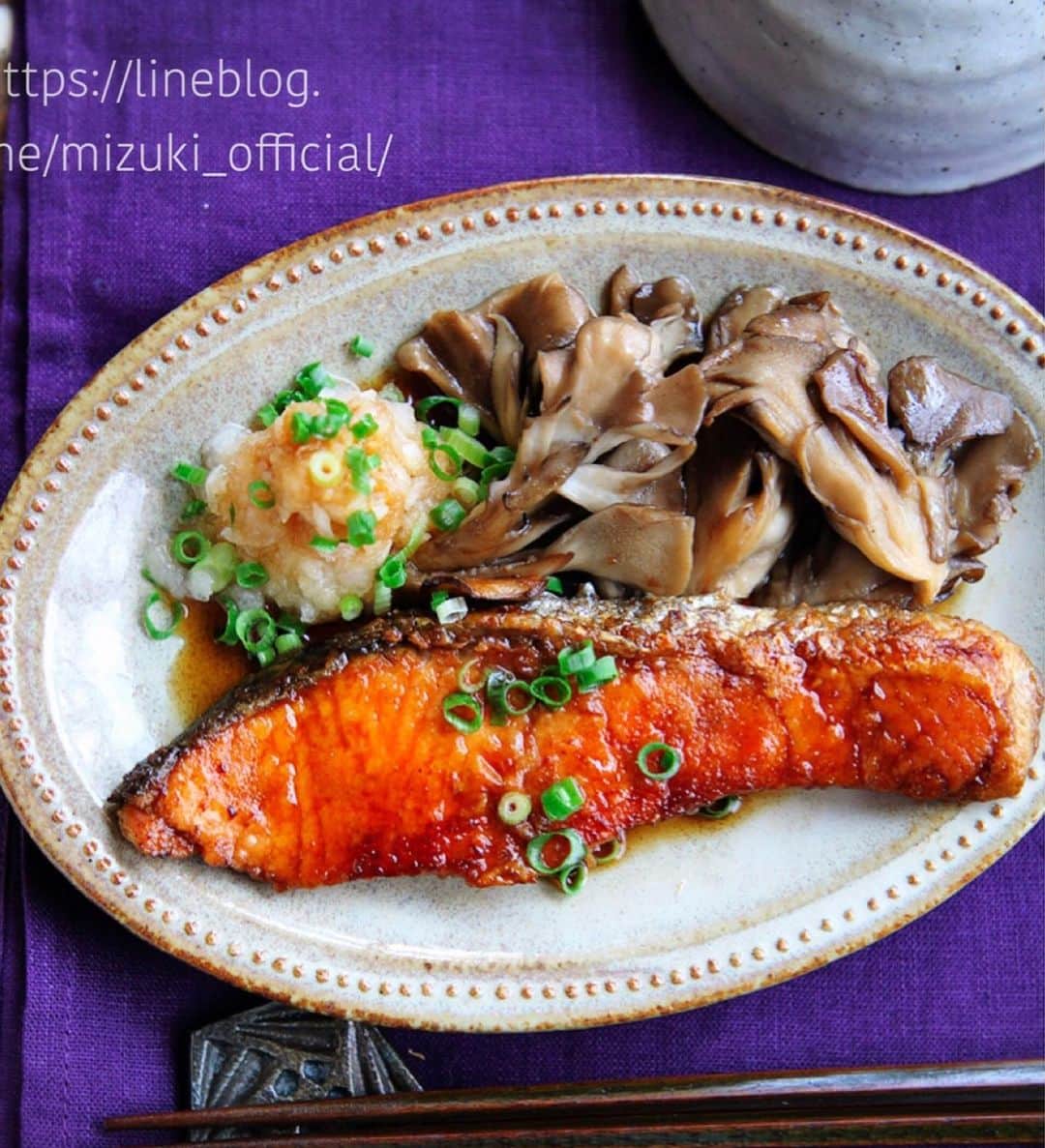 Mizuki【料理ブロガー・簡単レシピ】さんのインスタグラム写真 - (Mizuki【料理ブロガー・簡単レシピ】Instagram)「・ 【レシピ】 ♡さっぱりコクうま♡ 鮭の和風ムニエル ・ おはようございます(*^^*) 今日はリクエストいただいた お魚レシピのご紹介です♩  お手軽な切り身で作る 鮭の和風ムニエル♡ バターで香ばしく焼いた鮭に さっぱりぽん酢で味付けしました♩ 付け合わせのまいたけまで フライパンひとつで作れますよ〜♫ とっても簡単にできるので よかったらお試し下さいね(*^^*) ・ ・ ーーーーーーーーーーーー 【2人分】 生鮭...2切れ 塩こしょう...少々 薄力粉...適量 まいたけ...1袋 (あれば)大根...5cm サラダ油...小1 バター...大1 ぽん酢...大1〜 万能ねぎ...適量  1.まいたけはほぐす。大根はすりおろす。鮭に塩こしょうを振って薄力粉をまぶす。 2.フライパンにサラダ油とバターを入れて中火で熱し、鮭を両面色よく焼く。8割方火が通ったら端に寄せ、空いたところでまいたけを炒める。 3.鮭に火が通ったらぽん酢を加えてさっとからめる。 4.器に盛り、大根おろしを添え、小口切りにしたねぎをトッピングする。 ーーーーーーーーーーーー ・ ・ 《ポイント》 ♦︎サーモンで作ってもOK♩ ♦︎まいたけの代わりに他のきのこでも♩ ♦︎大根おろしはお好みで♩ ・ ・  #ブログ更新しました ・ ・  ブログ(レシピ)はホームのリンクよりご覧下さい↓ @mizuki_31cafe 【Mizuki公式ラインブログ】 https://lineblog.me/mizuki_official/ ・ ・ #魚レシピ#魚#鮭#ムニエル #Mizuki#簡単レシピ#時短レシピ#節約レシピ#料理#レシピ#フーディーテーブル#ブログ#おうちごはん#おうちカフェ#デリスタグラマー#マカロニメイト#器#料理好きな人と繋がりたい#料理ブロガー#おうちごはんlover #foodpic#food#follow#cooking#recipe#lin_stagrammer」8月22日 7時31分 - mizuki_31cafe