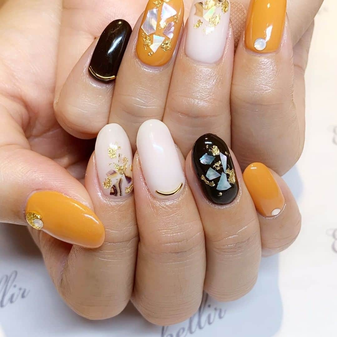 ネイルサロンEmbellir横浜店さんのインスタグラム写真 - (ネイルサロンEmbellir横浜店Instagram)「💅 . . シェル×金箔ネイル！！ . . 大きめの#シェル と#金箔 の相性は抜群です！ . これからの時期にピッタリのネイルなので 是非参考にしてみて下さい(*^^*) . . ☆ご予約はお電話または、ホットペッパーにて☆ . . アカウントをクリックするとホットペッパーのURLがございます！！是非アクセスしてください！！ . . #オフィスネイル #ネイルサロン #ネイルデザイン  #ネイルアート #女子力ネイル #シンプルネイル  #横浜ネイルサロン #embellir横浜　 #アンベリール  #ショートネイル #大人ネイル #トレンドネイル  #おしゃれネイル #大人女子ネイル #人気ネイル  #パラジェル #hpb_nail #ジェルネイル #summernails  #夏ネイル #💅 #ネイル好きな人と繋がりたい #横浜 #横浜ネイルサロン #シェルネイル  #金箔ネイル」8月22日 7時33分 - embellir111