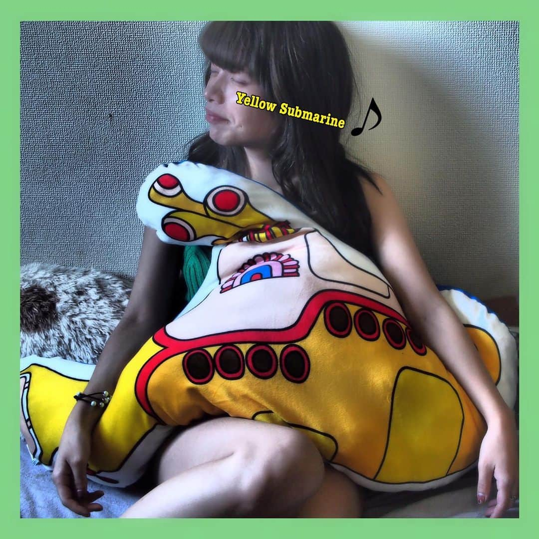 渡邊りつさんのインスタグラム写真 - (渡邊りつInstagram)「#黄色い潜水艦 🕺🎺 . We all live in a yellow submarine Yellow submarine, yellow submarine ♪ . やはりいつ聴いても元気が出る。 しゅき 🚤🚧🏆🚜🐥💡 わいも潜水艦に入れてくれ～ ᗦ↞◃ . #おはよ #今日 は #オフです #勿論 #寝てない 👏🏿 #おやすみ . 🙄 #カメラの設定で腕黒すぎ 🙄 . ずっと言うてるけど #ノルウェーの森 #ベイビーズインブラック  最高にに好きだったりする。 . #thebeatles #beatles #ミスiD #ミスiD2020」8月22日 7時45分 - w.rw.r