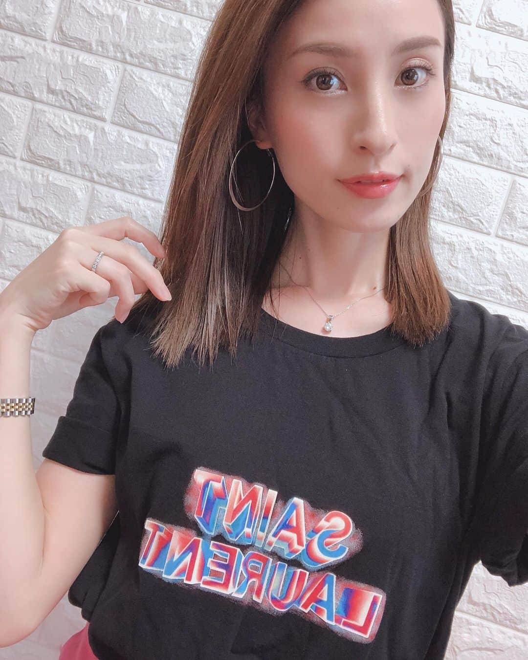 蜂矢有紀のインスタグラム：「🤭💭 ・ 髪伸びたなぁ、、、 昔から伸びるのが早い🥴！ ・ あw Tシャツがしわくちゃww しばらくしまい込んでた代償w #あしからず 🙏 ・ #髪型 #ヘアスタイル #ボブ #ミディアムヘア #hairstyle #haircare #beauty #fashion #tshirt #ysl #saintlaurent #サンローラン #👚 #👩」