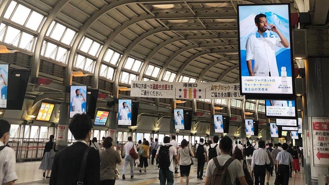 吉田麻也さんのインスタグラム写真 - (吉田麻也Instagram)「見逃した方のために！ ちょっと前に、色々な駅を吉田麻也ジャックさせていただいていました！見つけた人いたかな？ #ジャパネット #ジャパネットウォーター　#Japanet」8月22日 7時58分 - mayayoshida22