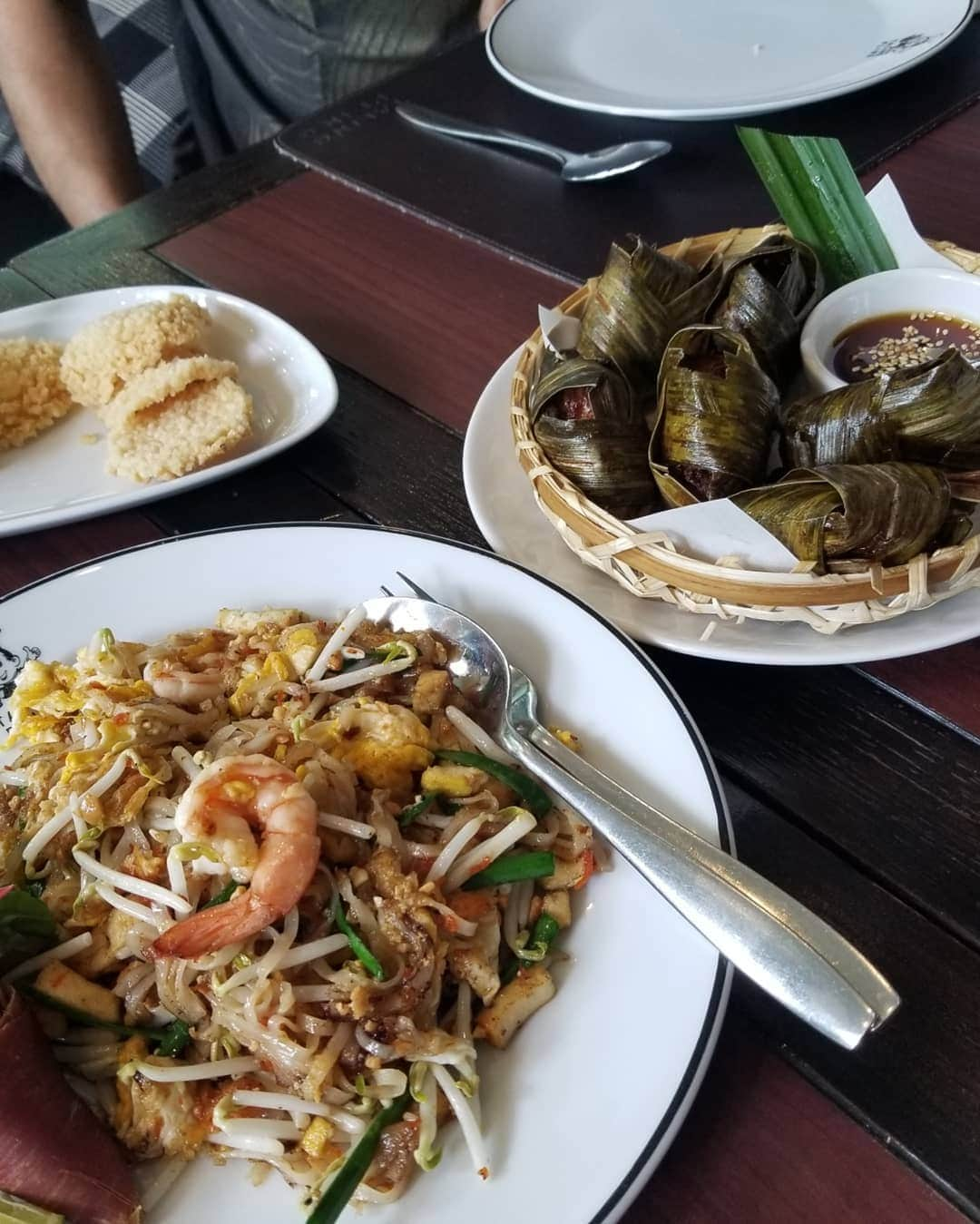 小林レイミさんのインスタグラム写真 - (小林レイミInstagram)「はじめてのおうちタイご飯に愛しのリーフチキン🍽️🇹🇭💘 #おうちごはん #バンコク #美味しすぎた #美人で美味しさ２倍 #現実 #料理も顔も磨かなければならないね #旦那さん羨ましすぎ #bangkok #Kitchen #homecooking #noodle #fitfood #healthyfood #eatclean #thaifood #beautiful #healthyeating #traveldiary」8月22日 13時36分 - _reimi._____