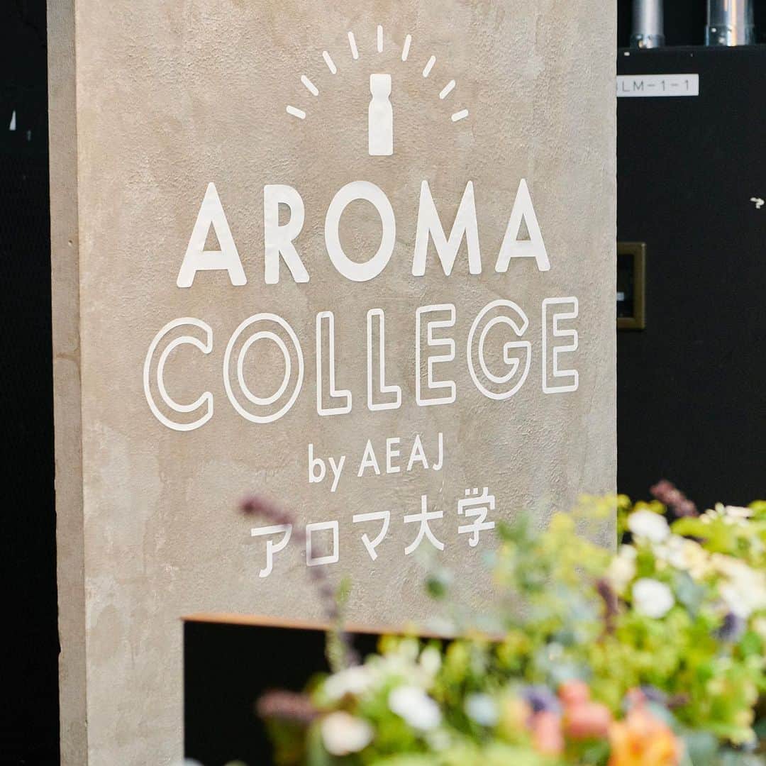 日本アロマ環境協会(AEAJ)さんのインスタグラム写真 - (日本アロマ環境協会(AEAJ)Instagram)「全国12か所で開催中のアロマ大学“オープンキャンパス”。アロマの魅力をさまざまな角度から学べる体験型イベントです。写真は7月に開催された東京会場のイベントの様子。 この後、名古屋、仙台、松山、大阪、鹿児島、沖縄と続きます。会場で皆さまにお会いできるのを楽しみにしています！」8月22日 13時37分 - aromakankyo_aeaj