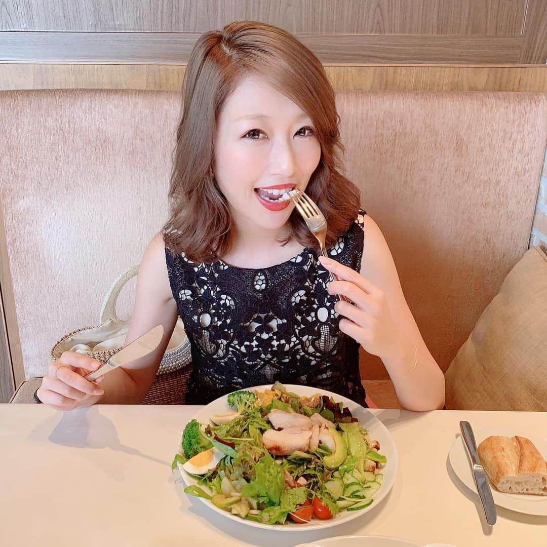 梅野舞さんのインスタグラム写真 - (梅野舞Instagram)「大好きなサラダ🥗ランチ  何度食べてもまた食べたくなる❤️❤️ #ランチ#lunch #ランチタイム#シェフズサラダ#サラダランチ#大満足#ヘルシーランチ#サラダすき#野菜すき#instafood #instagram#instagood」8月22日 13時30分 - mai.umeno