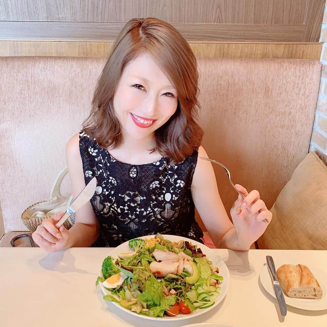 梅野舞さんのインスタグラム写真 - (梅野舞Instagram)「大好きなサラダ🥗ランチ  何度食べてもまた食べたくなる❤️❤️ #ランチ#lunch #ランチタイム#シェフズサラダ#サラダランチ#大満足#ヘルシーランチ#サラダすき#野菜すき#instafood #instagram#instagood」8月22日 13時30分 - mai.umeno