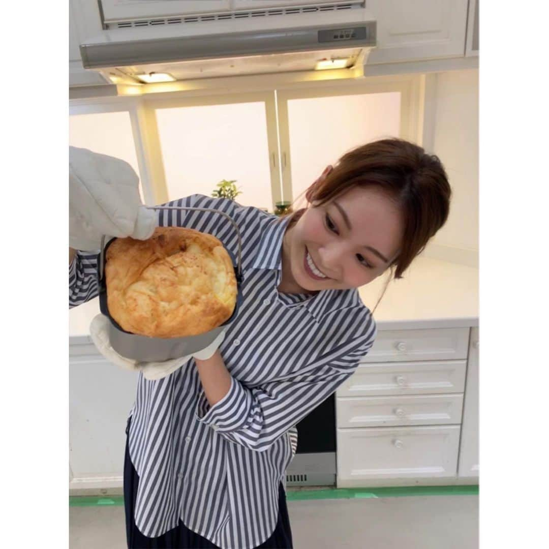 中村明花さんのインスタグラム写真 - (中村明花Instagram)「. こんにちは☺︎﻿ 〝Mart食パン部〟の部長でございます🙋‍♀️🍞﻿ ﻿ ホームベーカリーは色々と自分好みにアレンジして作れるのも嬉しいところ。﻿ ﻿ 今回は大好きなはちみつに、これまた大好きなクリームチーズを入れた食パンを作ってみました！﻿ ﻿ 具の後入れ機能で、具がしっかり混ざりすぎない「粗混ぜ」という機能があるので使ってみました☺︎﻿ ﻿ ポイントはサイコロ状にカットしたクリームチーズに小麦粉をまぶしておく事👩‍🍳﻿ こうすると混ざりこまず、よりクリームチーズの形が残ったままになるんです╰(*´︶`*)╯﻿ ﻿ そのままでも勿論美味しいですが、﻿ トーストすると周りがサクっと中はもちっと、そして柔らかくなったクリームチーズのしっとりさと…またそのまま食べるのとは違う幸せ食感に♡﻿ ﻿ 是非試してみてくださいね(*´꒳`*)﻿ ﻿ ❁❁❁❁❁❁❁❁❁❁❁❁❁❁❁❁❁﻿ ﻿ 引き続きInstagram投稿キャンペーンも開催中です❗️﻿ 投稿いただいた方の中から抽選で素敵なプレゼントが当たります🎁﻿ 詳しくはMartのサイトまで☺︎﻿ （ストーリーのハイライトからサイトにとべます）﻿ ﻿ 今回のテーマ「私のオリジナル幸せおうち食パン」。﻿ 健康を気にしたヘルシーパンやアレルギーが気になる方へのパン、大好きな素材をたっぷり練り込んだパンなど、大好きなレシピで焼いたあなたのオリジナルの食パンを投稿してください！﻿ ﻿ ﻿ #Mart幸せおうち食パン部﻿ #martmag﻿ #パナソニック﻿ #ホームベーカリー﻿ #おうち食パン﻿ #食パンレシピ﻿ #高級食パン」8月22日 13時30分 - sayaka_nakamura3