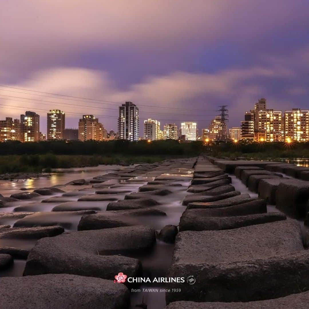 日本地区チャイナ エアラインさんのインスタグラム写真 - (日本地区チャイナ エアラインInstagram)「Sit on top of Tofu Rock at sunset, and watch the beautiful scenery of the Hsinchu skyline on the riverbank. 🌆 Such a relaxing feeling~ This is a place you must visit in Hsinchu!  #chinaairlines #travel #aviation #holidaymode#vacationmode  #travelgram #beautifuldestinations #Taiwan #Hsinchu  #stone #チャイナエアライン #中華航空」8月22日 13時38分 - chinaairlines.jp