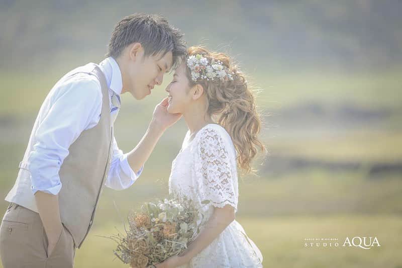のインスタグラム：「お2人の地元、熊本で撮影したときのお写真です✨ . いつ見ても何度見ても素敵な写真です💫 . お2人の思い出の場所や撮りたい場所、風景、したい事、なんでもご相談ください！ 一緒に最高の心に残る写真を残しましょう💓 .  フォトグラファー▶︎ @michie_kaibara_aqua  ヘアメイク▶︎ @satomi.k._hm  #横浜 #前撮り  #ウェディングドレス #結婚式コーデ  #ウェディングヘア #花嫁準備 #家族写真 #結婚準備 #ドライフラワー #結婚式準備#ロケーション撮影# #結婚写真 #2019秋婚 #熊本 #ブライダルフォト #関東花嫁  #プレ花嫁  #卒花 #草原 #2019冬婚 #関東花嫁 #タキシード  #全国のプレ花嫁さんと繋がりたい #結婚 #ロケーションフォト  #卒花嫁 #ウェディングドレス試着  #結婚式準備 . スタジオ公式アカウントはこちら▶︎ @decollte_weddingphoto  @studioaqua_yokohama」