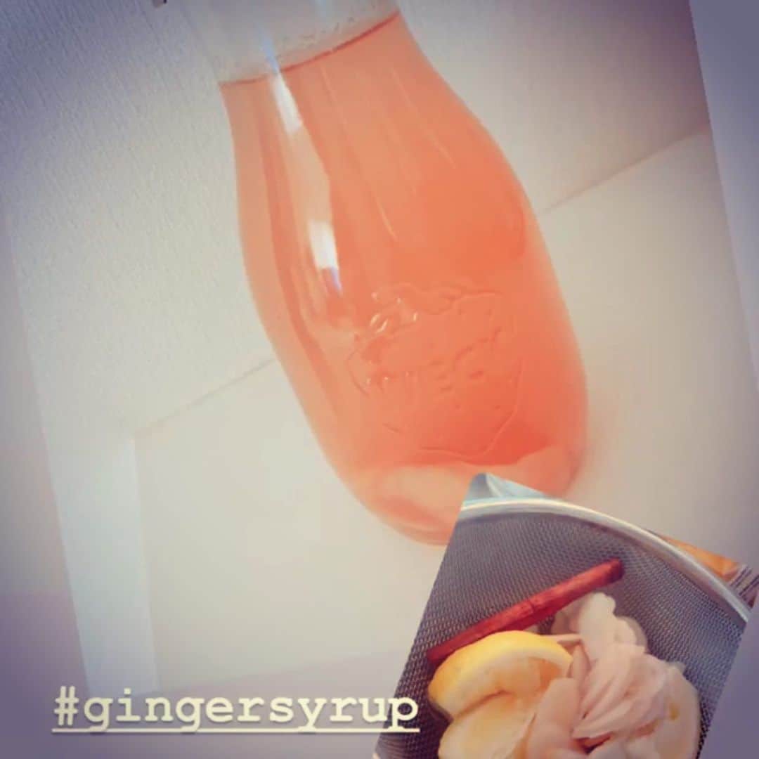 川嵜美佳のインスタグラム：「#gingerale  #homemade  先日、遊びに来た後輩たちが 気に入ってくれた #自家製 #ジンジャーエール  #新生姜 でシロップ作ると #pink で#cute  #お気に入り の#weck で#保存  #鷹の爪 を多めにして #辛口 に♪  ピリッと気合い入れて、 今日もがんばろぅ٩( ᐛ )و  #gm #instalike #ginger #cinnamonstick #lemon  #sugar #hawkclaws #spicy #loveit #yummy」