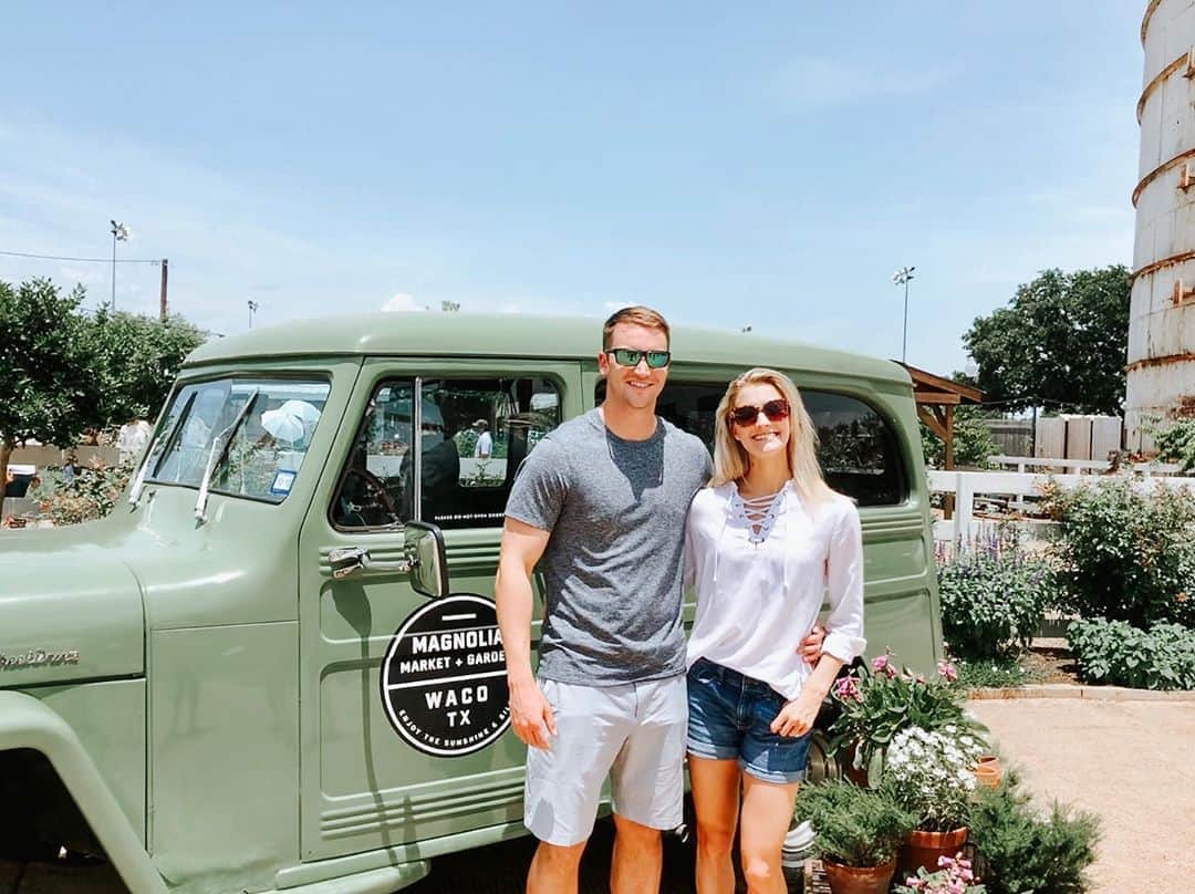 ベッキー・ベレスウィルのインスタグラム：「Summer at the Silos, 🌾 weekends in Waco. #wacotexas  #magnoliasilos #magnoliabakery #shiplap」