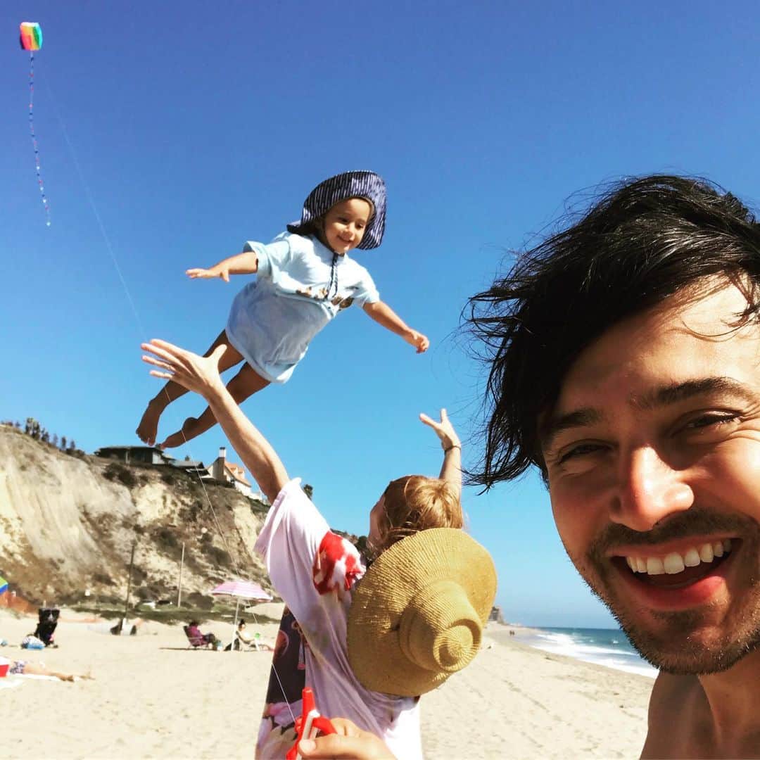 ヤニ・ゲルマンのインスタグラム：「so what’s happening here is im flying a kite and @mrsjennawright is also flying a kite and her kite is a baby」