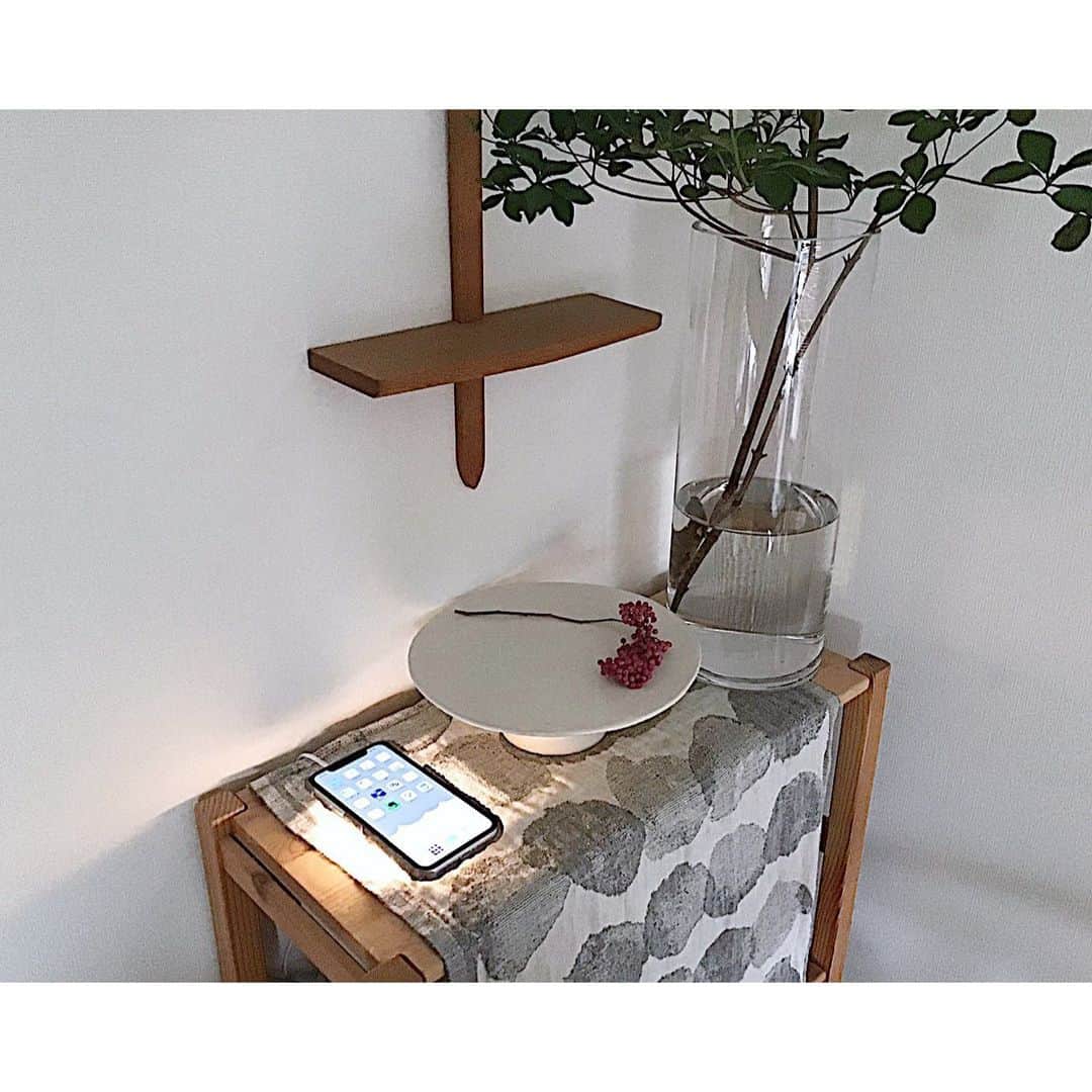 emiさんのインスタグラム写真 - (emiInstagram)「ワイヤレス充電器導入！ 置くだけで充電出来るってめっちゃ便利〜( ´◡͐`) ・ ・ 見た目もスッキリ。 ・ ・ ライトもオンオフ可能なので寝室におけば間接照明にもなったりで良さそう。 私は寝るときは充電しながら携帯いじっていつのまにか就寝というダメダメパターンなのでワイヤレス充電器はリビングに。 ・ ・ ・ ワイヤレス充電器、楽天roomに載せてます。  @angers_web ・ ・ ・ #ワイヤレス充電器#リビング#ダイニング#無印良品#ニトリ#ドウダンツツジ#高塚和則 #chikuni#ラプアンカンクリ#アクセントウォール#暮らしを楽しむ#暮らし#楽天roomに載せてます #roomインフルエンサー#アンジェお買い物部#直井真奈美」8月22日 8時31分 - emiyuto