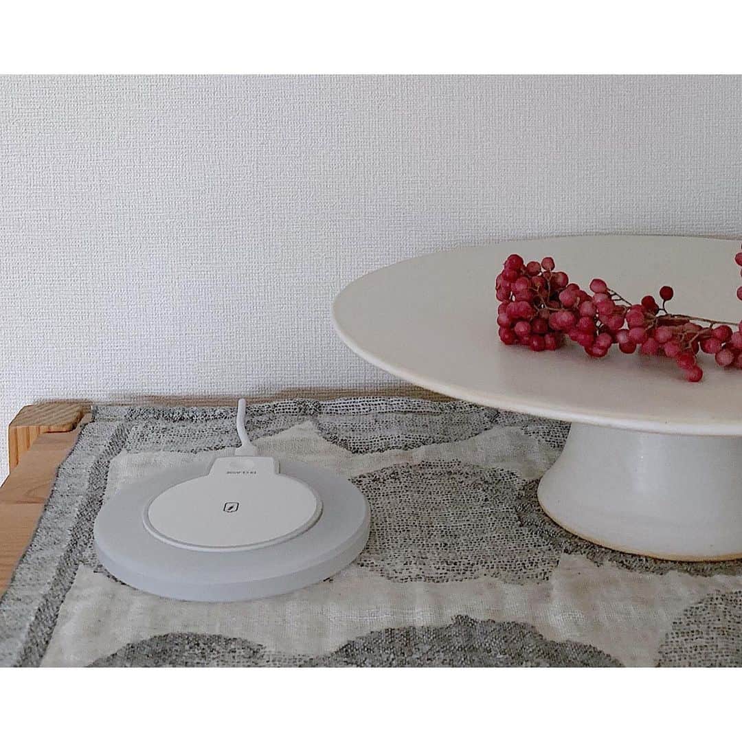 emiさんのインスタグラム写真 - (emiInstagram)「ワイヤレス充電器導入！ 置くだけで充電出来るってめっちゃ便利〜( ´◡͐`) ・ ・ 見た目もスッキリ。 ・ ・ ライトもオンオフ可能なので寝室におけば間接照明にもなったりで良さそう。 私は寝るときは充電しながら携帯いじっていつのまにか就寝というダメダメパターンなのでワイヤレス充電器はリビングに。 ・ ・ ・ ワイヤレス充電器、楽天roomに載せてます。  @angers_web ・ ・ ・ #ワイヤレス充電器#リビング#ダイニング#無印良品#ニトリ#ドウダンツツジ#高塚和則 #chikuni#ラプアンカンクリ#アクセントウォール#暮らしを楽しむ#暮らし#楽天roomに載せてます #roomインフルエンサー#アンジェお買い物部#直井真奈美」8月22日 8時31分 - emiyuto