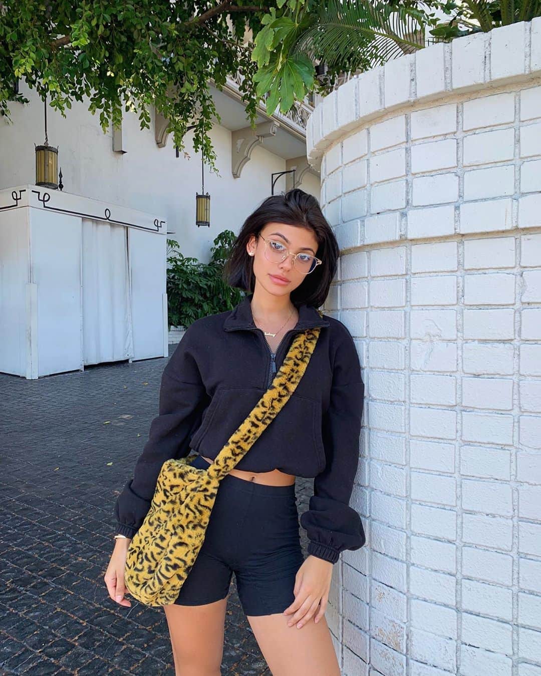 ケルシーのインスタグラム：「do these glasses make me look smarter」