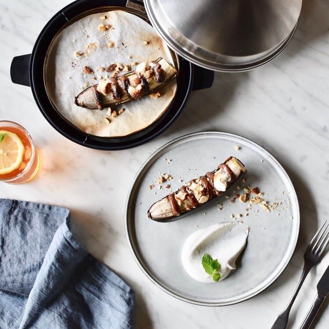 のインスタグラム：「Campfire Baked Bananas using Pizza Oven Pot 😋 ​​Ingredients ​​・2 bananas ・2 tbsp semi-sweet of chocolate chips ・2 tbsp of miniature marshmallows ・Handul of mixed nuts (crushed)  Instructions ​​① Peel and cut banana in half and stuff chocolate pieces into the banana. ② ​​Place the bananas in the pizza oven pot and heat for 3 minutes. ​​③ Put marshmallows and heat more for 2-3minutes. ④ ​​Sprinkle crushed mixed nuts and SERVE!  Enjoy campfire baked bananas made at home 👍  Enhance your kitchen experience ・www.uchicook.com ♨」