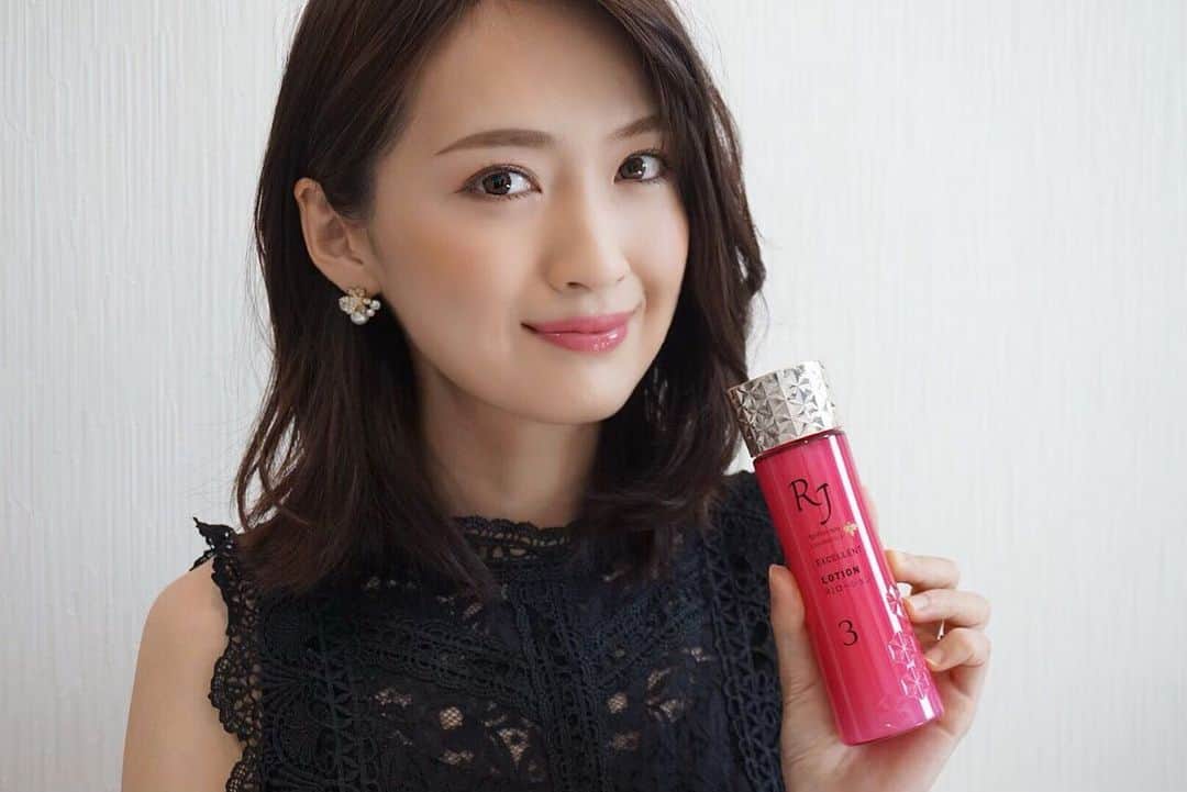 花岡維生のインスタグラム：「〝RJローションEX〟 とろっとした濃密なテクスチャーが、まるで美容液のような使用感の化粧水♪ しっかりと潤いを与えてくれて、しっとりふっくらとしたお肌に♡ 乾燥やハリ不足も気になり始めていたので、目元や口元など乾燥しやすかった部分も一日中しっかり潤っていて◎‼︎ ローヤルゼリーエキス配合で、エイジングケアに効果的な化粧水なのも嬉しい☺️💕 @apitherapy_cosmetics  #RJエクセレント #RJローションEX #山田養蜂場 #アピセラピーコスメティクス #エイジングケア #スキンケア #化粧水 #PR」