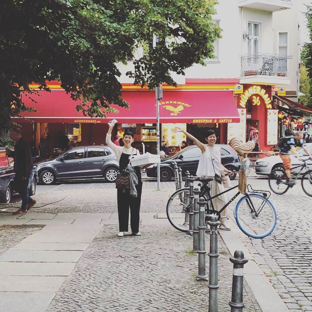 浜島直子さんのインスタグラム写真 - (浜島直子Instagram)「ベルリンで婦人会ができるだなんて🙌  そもそも、まりこはんとかずみーるから「夏にベルリンに行くよ！」というのを聞いて、「じゃあ我が家の記念旅行もベルリンにしよう！」ということになったので、ここに導いてくれた2人には本当に感謝✨  とっても楽しいよ！ありがとう💋  みんなでかずみーるの少し早めの誕生会を市場でワイワイと。 できたて生パスタやソーセージの美味しさったら😭✨ ・ #ベルリン #市場 #誕生日おめでとう #ますます輝く一年に🍀 #ここにもみゆきちゃん」8月22日 8時28分 - hamaji_0912