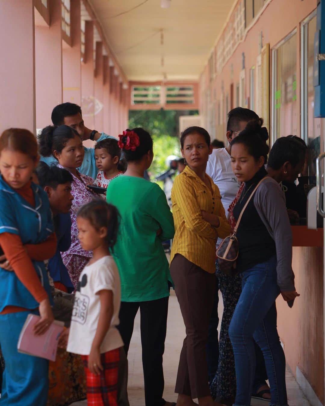 Shunsuke Miyatakeのインスタグラム：「See the background /  At a hospital in a small town, Cambodia, it can take several hours from the reception  to the end of the examination  There're some reasons, like Patients don't know  how to wait their turn, they don't know which room to go, they don't know the flow  after the reception, there's no separated reception  for First Visits and others, etc.  If you are living in a country  with advanced medical system, what do you think these situation?  Will you make fun of them? or Will you try to understand the background?  背景理解 /  カンボジアの小さな町の病院では 受付から診察が終わるまで 数時間かかることもある  理由は 患者さんが順番待ちを知らない 診察室がどこにあるかわからない 受付以降の流れがわからない などいろいろな理由が重なっていたりする  もしあなたが 医療システムが当たり前のように浸透した国に 住んでいてこの状況を見たとしたらどう思う？  あなたは馬鹿にするだろうか？ それとも何故そうなっているのか 背景を理解するように努めるだろうか？」