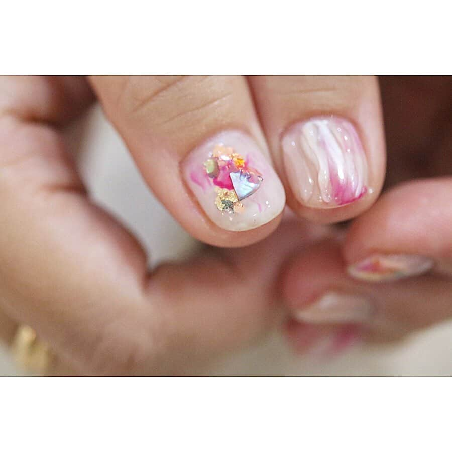 gracenailfactoryさんのインスタグラム写真 - (gracenailfactoryInstagram)「______ . ちょっと華やかな気分// . . . #nail #nailsalon #naildesign #nailart #gel #gelart #gelnail #ネイル #ネイルデザイン #ネイルアート #ネイリスト #大阪ネイルサロン #グレースネイルファクトリー  #大人ネイル #人気ネイル #大阪ネイル  #堀江ネイル  #四ツ橋ネイル #シンプルネイル #ショートネイル  #秋ネイル #カジュアルネイル #ニュアンスネイル」8月22日 8時40分 - gracenailfactory