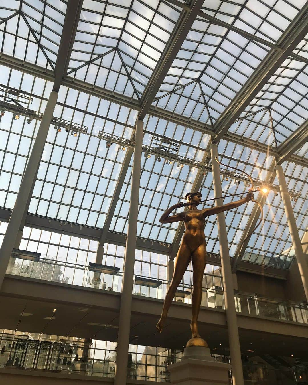 メトロポリタン美術館さんのインスタグラム写真 - (メトロポリタン美術館Instagram)「Evening light in the @metamericanwing ✨ #TheMet⁣ ⁣ 🎨 Augustus Saint-Gaudens (American, 1848–1907). Diana, 1892–93, cast 1928. Bronze, gilt. On view in Gallery 700. ⁣」8月22日 8時32分 - metmuseum