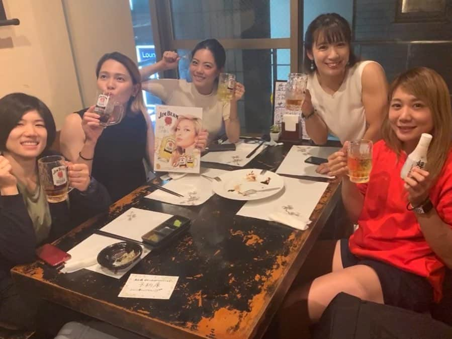 坪井保菜美さんのインスタグラム写真 - (坪井保菜美Instagram)「🥩 アスリート女子会 happy birthdayを迎えたかなちゃんのお友達が、 恵比寿に肉バルをオープン👏🏻 ・ 肉好きな筋肉女達は、肉を喰らいに行きました💪🏼💪🏽💪🏾 ・ ゆっくりボリューミーに出してくれるのに、 一瞬でなくなる大皿😂 ・ その時だけほんと静か。笑 ・ 肉の取り合いはガチ試合で、ちょっと引く。笑 ・ よく食べよく笑って、よく食べました。 ・ 焼肉かと思ってずっと待ってたけど、 最後まで焼かないお肉屋さんだった。 まずテーブルに焼くとこがなかった。 ・ 店長はとても優し。 また食べに行きます♩ (みんなお茶。笑) ありがとうございました。 ・ そしてちゃんかな、 HAPPY BIRTHDAY🎂 最後に肉寿司ケーキすれば良かったね🍣❤︎笑 ・ @yoshiniku_ebisu  #よしにく #肉バル #肉 #恵比寿 #アスリート #女子 #筋肉 #格闘家 #渡辺華奈 #柔道 #中村美里 #競泳 #松本弥生 #筋肉アイドル #才木玲佳 #新体操 #坪井保菜美」8月22日 8時43分 - honamitsuboi