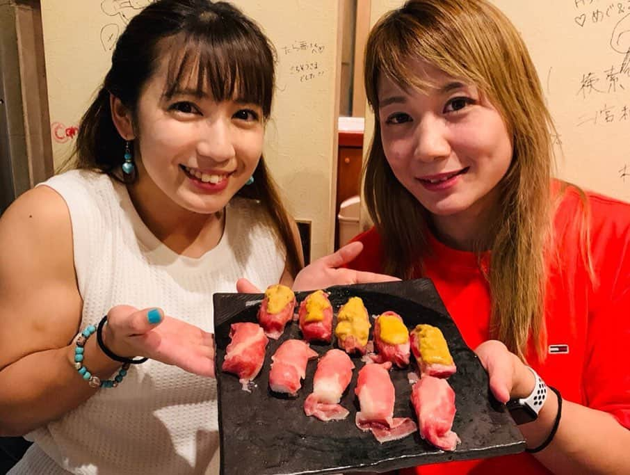 坪井保菜美さんのインスタグラム写真 - (坪井保菜美Instagram)「🥩 アスリート女子会 happy birthdayを迎えたかなちゃんのお友達が、 恵比寿に肉バルをオープン👏🏻 ・ 肉好きな筋肉女達は、肉を喰らいに行きました💪🏼💪🏽💪🏾 ・ ゆっくりボリューミーに出してくれるのに、 一瞬でなくなる大皿😂 ・ その時だけほんと静か。笑 ・ 肉の取り合いはガチ試合で、ちょっと引く。笑 ・ よく食べよく笑って、よく食べました。 ・ 焼肉かと思ってずっと待ってたけど、 最後まで焼かないお肉屋さんだった。 まずテーブルに焼くとこがなかった。 ・ 店長はとても優し。 また食べに行きます♩ (みんなお茶。笑) ありがとうございました。 ・ そしてちゃんかな、 HAPPY BIRTHDAY🎂 最後に肉寿司ケーキすれば良かったね🍣❤︎笑 ・ @yoshiniku_ebisu  #よしにく #肉バル #肉 #恵比寿 #アスリート #女子 #筋肉 #格闘家 #渡辺華奈 #柔道 #中村美里 #競泳 #松本弥生 #筋肉アイドル #才木玲佳 #新体操 #坪井保菜美」8月22日 8時43分 - honamitsuboi