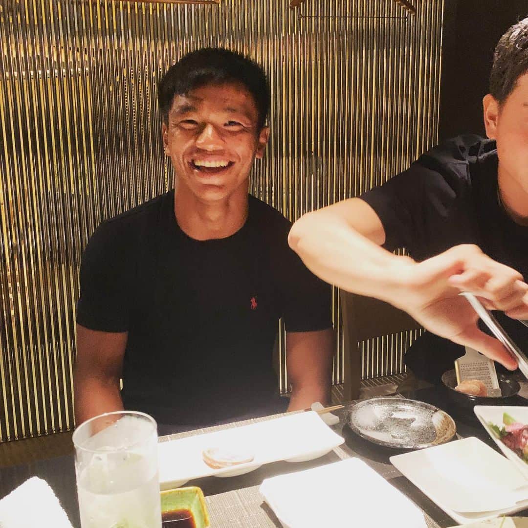 小林悠さんのインスタグラム写真 - (小林悠Instagram)「昨日の夜ごはん  昨日はこのメンバーでご飯を食べてきました😄  練習参加していたレオと初めてのご飯🐟  昨日の会で多分俺のポンコツがもうバレました😂笑  レオも楽しそうで良かった😊  良い食事会ができたので今週の試合も頑張ります👍👍👍 ごめんタツヤ顔が見切れちゃった。笑」8月22日 9時01分 - kobayashiyu11