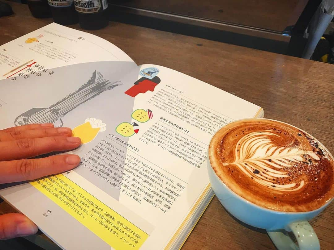 HeyCoffeeさんのインスタグラム写真 - (HeyCoffeeInstagram)「. おはようございますー。 絶賛寝不足中店主ゆかです。 . 昨夜何度も起きねばならずクマがひどいんですがあけてます笑🐻 くまがひどいね、って言いにくるお客さんが今日はいることでしょうね。 . 今日は朝は#モカチーノ からスタートしましたー。 ちょこちょこお越しになるニュージーランド🇳🇿のお客様のいつも頼んでくれるコーヒーです。 . カプチーノのツルツルでむっちりしっかりしたフォームドミルクにエスプレッソ、それからチョコの香りと甘さのコーヒーです。 . こういうメニュー作り始めると「秋の始まり」って感じです。 まぁ片手に読んでるのはビールの本ですけどね。いいんです。 . さ、そんなわけで今日は一人で営業してますー。 どうぞどうぞよろしくお願いします🙆‍♀️ . 🎐SCHEDULE 🎐﻿ ﻿ 8/25 sun 16:00-20:00﻿ HeyNight﻿ おHeyの夏祭り🌙﻿ ﻿ 8:30-13:00は通常営業 13:00-16:00は準備のためクローズしてます﻿ ﻿ ﻿ ﻿ ﻿ 週末に3人以上のご利用はお席のご予約おすすめ致します﻿ ﻿ #HeyCoffee #コーヒー #specialtycoffeeshop  #さいたまカフェ #埼玉グルメ #戸田市 #戸田公園 #戸田ボートコース  #onibus #朝ごはん食べた  #罪深いチートー #ホットドッグ」8月22日 9時04分 - heycoffee.jp