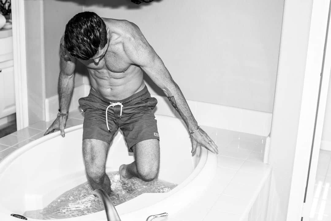 ショーン・ホワイトさんのインスタグラム写真 - (ショーン・ホワイトInstagram)「When coach makes you take an ice bath ❄️」8月22日 9時09分 - shaunwhite