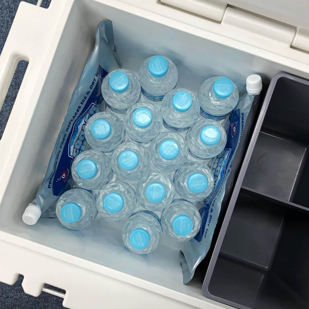 株式会社津田商会さんのインスタグラム写真 - (株式会社津田商会Instagram)「アメリカ発の強力保冷剤COOLER SHOCKは厚みがなく薄いのでクーラーボックス内のスペース効率が良く、氷に比べ多くの飲料を入れることができます。 ・ 画像はROVRクーラー60qtでの使用例。COOLER SHOCK Lを2個入れて500mlペットボトルが16本入れることができます。 さらに右側に写っている防水ボックスに2Lペットボトルが2本入ります。 ・ 夏のアウトドアは冷たい飲み物をたくさん用意して熱中症に注意して楽しみたいですね！ ・ #coolershock #クーラーショック #保冷剤 #rovrcoolers #ローバークーラー #rovr #ローバー #キャンプ #キャンプ道具 #外遊び #キャンプギア #アウトドア #camp #クーラーボックス #camper #camping #ファミリーキャンプ #outdoor #キャンプ飯 #キャンピング #グランピング」8月22日 9時09分 - tsudashokai