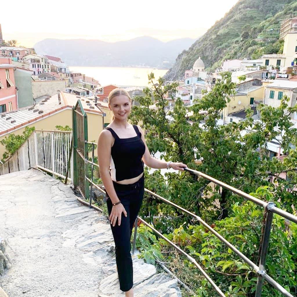 ナタリヤ・ポポワのインスタグラム：「Cinque Terra🦋🐙✨ five charming coastal towns in Italy 🇮🇹 #cinqueterre #italy #wanderlust」