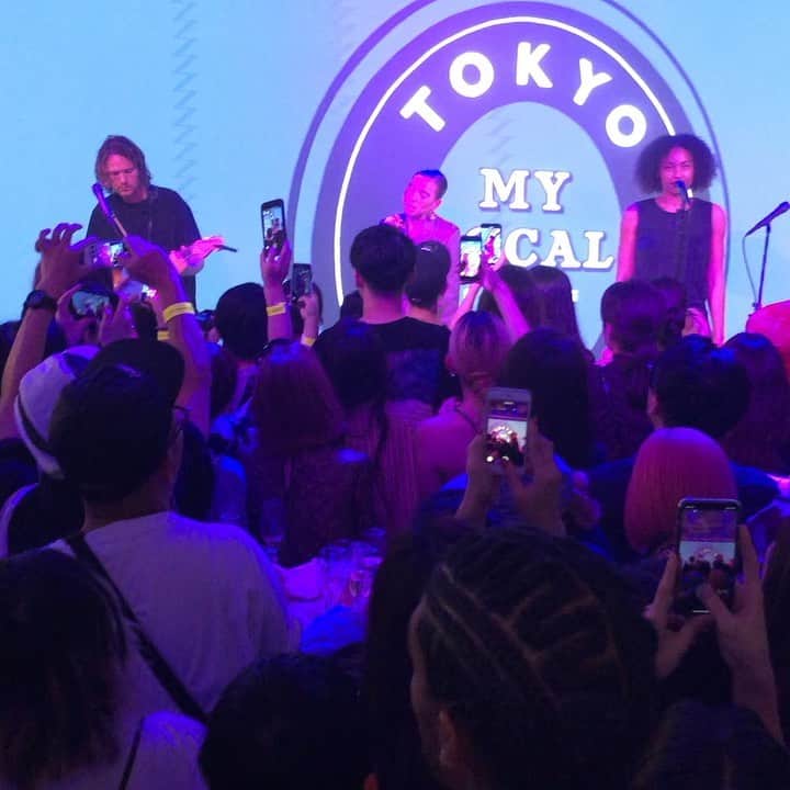のインスタグラム：「Mulberryのイベントで… な…なんと‼️ Lykke Liがライブで5曲ほど演奏✨  スウェーデン🇸🇪出身の彼女のハスキーボイスが大好きで…インディ.ロックというか、エレクトロニックというか…様々な楽器と共に心地良い響きとポップ感… まだまだ楽しみなシンガー…  見逃せない❗️とTWIGGYスタッフ数名と共に…ロンドン好きなかわい子ちゃんを誘って行って来ました🎵  @kayokohirao  #mulberry #Lykke Li #hirao inc #ロンドンパブ風 #twiggytokyo #小さな箱のライブなのに歌がブレない❗️」