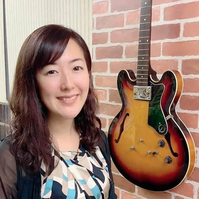 のインスタグラム：「10年ぶりにパーマ。 ふわゆる巻きにしてもらいました🍀  #hair　#guitar #japan #streetphotography  #パーマ #サザエさん #美容室 #東京カメラ部」