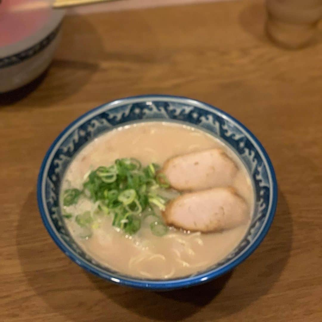 新垣泉子さんのインスタグラム写真 - (新垣泉子Instagram)「さて、どこのラーメンでしょう？？？ #麺クイズ #ラーメン #とんこつラーメン #豚骨ラーメン #トンコツラーメン #麺の硬さは #かためん派  #正解は #げんこつ #ちょっと写真がボケてしまった #野芥 #早良区 #田隈 #福岡ラーメン #博多ラーメン #福岡グルメ #博多グルメ #有名プロレスラーもわざわざ来ているらしい #無料の高菜が辛いけど美味しい #tnc #アナウンサー #めんすたぐらむ #麺スタグラム #麺スタグラム福岡」8月22日 9時49分 - motoko.arakaki