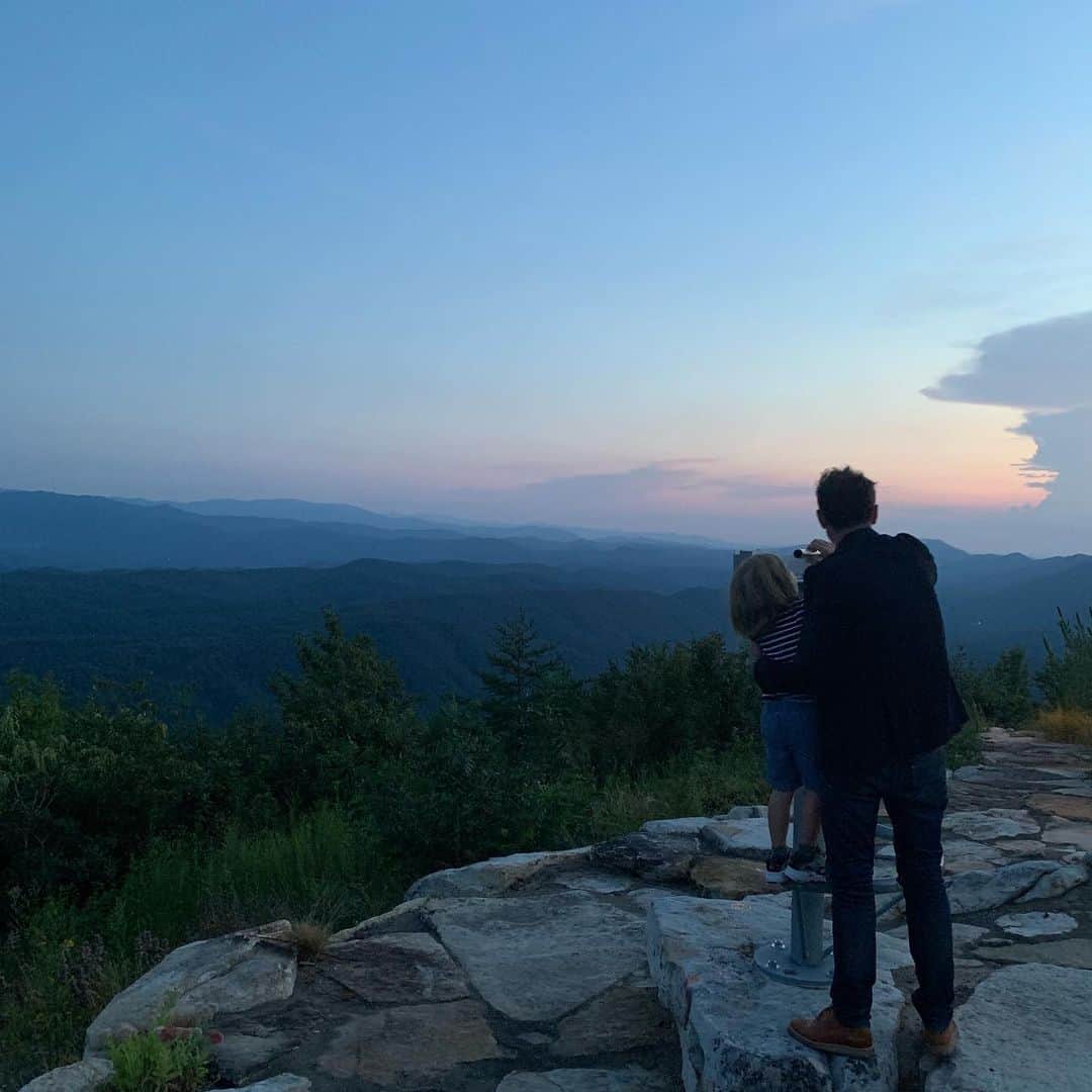 クレア・コフィーのインスタグラム：「Goat Hill Overlook aka the most beautiful spot on Planet E」