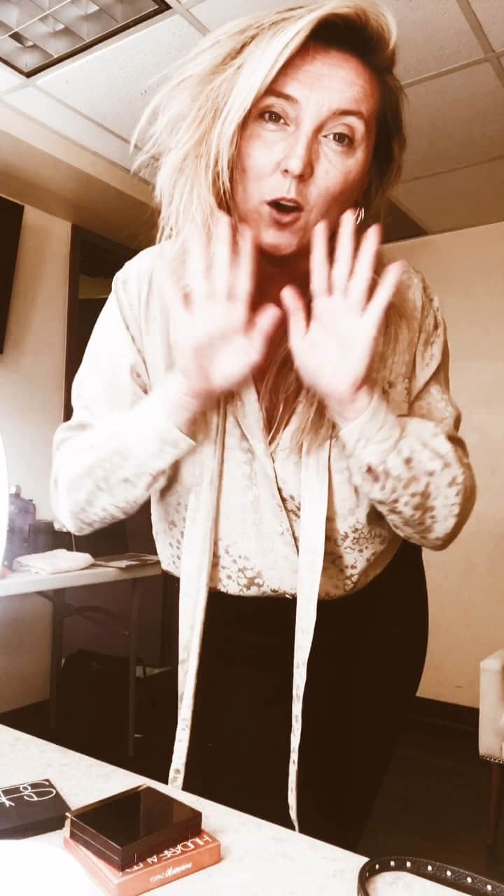 JO BAKERのインスタグラム：「Hi it’s me jo baker ...thought I’d give you a little blurb on tonight’s look on #juliannehough for tonight’s  @agt live results show!! 💋#jobakermakeupartist」