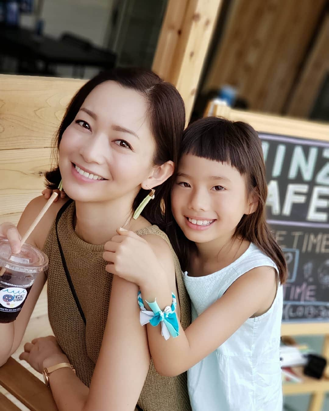 佐藤純さんのインスタグラム写真 - (佐藤純Instagram)「今年も行ってきました🚢  式根島✨  台風の影響で、船が出港できるのか？心配だったけど…💦 無事に行けました！  めっちゃ揺れたけどね〰️😵 着いたら、まず自転車借りて、腹ごしらえ。  朝ラーメン(笑)🍜 そして、コーヒー屋さんへ。  @ninzcoffee  子供達は、ここのバナナジュースが大好き💕  写真9枚目の私のタッセルピアスと娘のブレスレットはニンズコーヒーで買った手作りのピアス。  @natsu1_  貝殻がついてて可愛い😊 * #式根島 #shikinejima #SIKINE #さるびあ丸 #夏休み #海 #岩のりラーメン #ninzcoffee #ニンズコーヒー #タッセルピアス #ハンドメイド #親子 #兄妹 #式根島のおもいで #ママ#ママモデル#モデル #mama #mamamodel #model」8月22日 9時51分 - junsatoidea