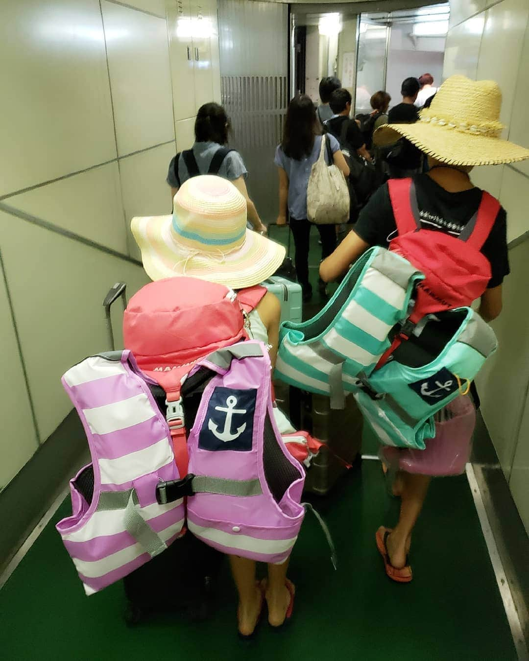 佐藤純さんのインスタグラム写真 - (佐藤純Instagram)「今年も行ってきました🚢  式根島✨  台風の影響で、船が出港できるのか？心配だったけど…💦 無事に行けました！  めっちゃ揺れたけどね〰️😵 着いたら、まず自転車借りて、腹ごしらえ。  朝ラーメン(笑)🍜 そして、コーヒー屋さんへ。  @ninzcoffee  子供達は、ここのバナナジュースが大好き💕  写真9枚目の私のタッセルピアスと娘のブレスレットはニンズコーヒーで買った手作りのピアス。  @natsu1_  貝殻がついてて可愛い😊 * #式根島 #shikinejima #SIKINE #さるびあ丸 #夏休み #海 #岩のりラーメン #ninzcoffee #ニンズコーヒー #タッセルピアス #ハンドメイド #親子 #兄妹 #式根島のおもいで #ママ#ママモデル#モデル #mama #mamamodel #model」8月22日 9時51分 - junsatoidea