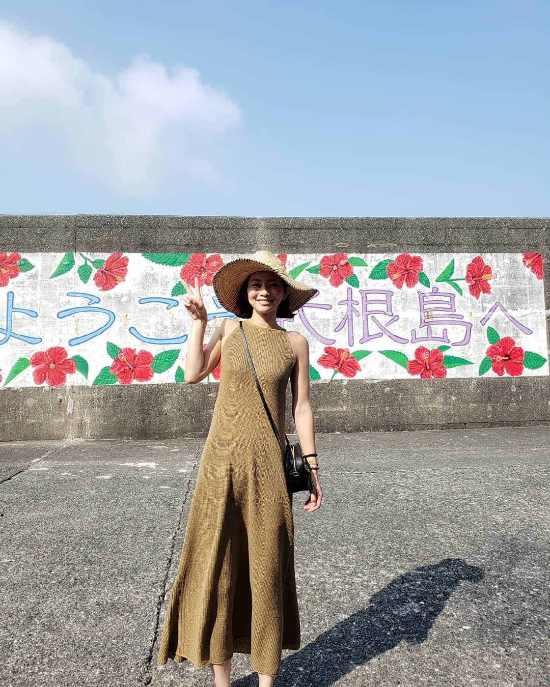 佐藤純さんのインスタグラム写真 - (佐藤純Instagram)「今年も行ってきました🚢  式根島✨  台風の影響で、船が出港できるのか？心配だったけど…💦 無事に行けました！  めっちゃ揺れたけどね〰️😵 着いたら、まず自転車借りて、腹ごしらえ。  朝ラーメン(笑)🍜 そして、コーヒー屋さんへ。  @ninzcoffee  子供達は、ここのバナナジュースが大好き💕  写真9枚目の私のタッセルピアスと娘のブレスレットはニンズコーヒーで買った手作りのピアス。  @natsu1_  貝殻がついてて可愛い😊 * #式根島 #shikinejima #SIKINE #さるびあ丸 #夏休み #海 #岩のりラーメン #ninzcoffee #ニンズコーヒー #タッセルピアス #ハンドメイド #親子 #兄妹 #式根島のおもいで #ママ#ママモデル#モデル #mama #mamamodel #model」8月22日 9時51分 - junsatoidea