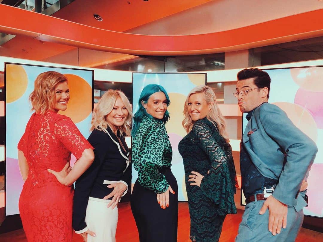シェパードのインスタグラム：「Spreading the #kissmyfatass message far and wide! Thanks for having @amysheppardpie in studio @studio10au」
