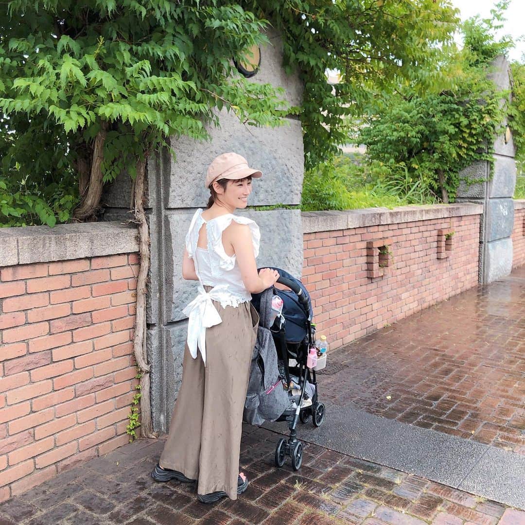 のインスタグラム：「* * * 昨日のコーデ ☑︎tops ▸▸▸#necodsign ☑︎pants ▸▸▸忘れちゃった(;_;) ☑︎hat ▸▸▸#kobelettace  お気に入りの @necodesign.official のトップス♥︎ 後ろも前も可愛いの𓆝 スカートにもパンツにも何にでも合うから最近良く着てます✮ こういうエンジェルスリーブの服が昔から大好きで、気になる二の腕もカバーしてくれるからついつい見つけると買ってしまう☺︎ #エンジェルスリーブ #シンデレラサイズ #今日のコーデ  #きょこ  #ママコーデ  #sサイズコーデ  #150cm  #150cmコーデ  #おちびコーデ  #低身長コーデ #男の子ママ」