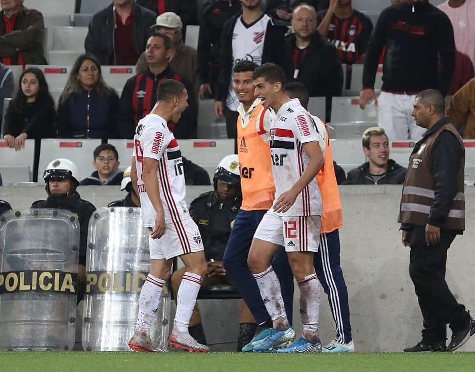 São Paulo FCさんのインスタグラム写真 - (São Paulo FCInstagram)「Pode correr pro abraço, @vitorfbueno! #VamosSãoPaulo 🇾🇪❤️ ⠀⠀⠀⠀⠀⠀⠀⠀⠀ 📸 Rubens Chiri / saopaulofc.net」8月22日 10時01分 - saopaulofc