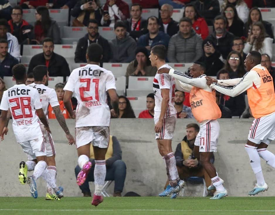 São Paulo FCさんのインスタグラム写真 - (São Paulo FCInstagram)「Pode correr pro abraço, @vitorfbueno! #VamosSãoPaulo 🇾🇪❤️ ⠀⠀⠀⠀⠀⠀⠀⠀⠀ 📸 Rubens Chiri / saopaulofc.net」8月22日 10時01分 - saopaulofc