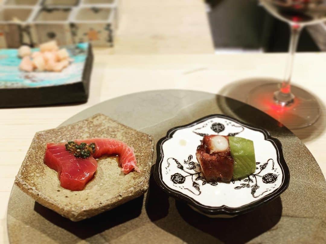 内藤陽子のインスタグラム：「からの、お鮨🍣 銀座 とざき。 久しぶりに行ったら季節で色々変わってた！ 海老キャビアも絶品だったし 鱧、鮎、真鯛にウニ、カワハギと肝の握りも、もーーー絶品😆 ご褒美♡ 今日明日はがっつり英語の勉強だけど、頑張れる💪 #たまには #ご褒美 #これ #大事」