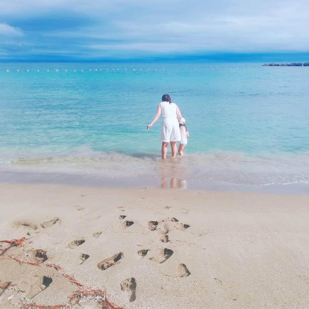 池田裕子さんのインスタグラム写真 - (池田裕子Instagram)「海3回行けた🌊 #島根 #塩浜海水浴場 #隠岐の島 #隠岐 #海 #姪っ子」8月22日 10時31分 - kurimushiyoukan