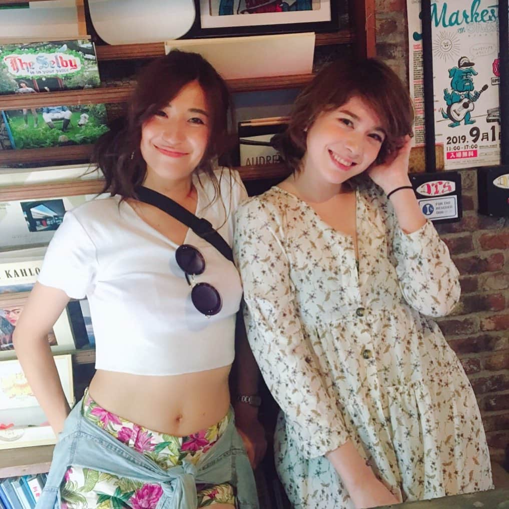 のインスタグラム：「アートがいっぱいのおしゃれなお店  @marvistagarden #marvistagarden で @erisa_kubo と💕 #インスタ映え  #. #インスタ映えスポット  @sportiffcafe @sportiff_chigasaki  #bbq #バーベキュー #スポーティフ  #海 #夏休み #夫婦の時間 #ootd #summerfashion #zara #bananarepublic #オシャレさんと繋がりたい #おしゃれさんと繋がりたい #お洒落さんと繋がりたい @zara @bananarepublic_jp #コーデ #今日のコーデ #夏服 @enokama @chigasaki_days #茅ヶ崎カフェ #茅ヶ崎 @sportiff_official」