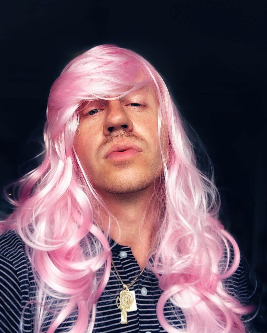 マックルモアーのインスタグラム：「When you buy your daughter a wig and she says “I don’t wear wigs” don’t panic.  You put that hot pink thing on, apply glamour glow and hope you get enough likes to justify the $40 you just wasted.  Photo: me.  I took it.」