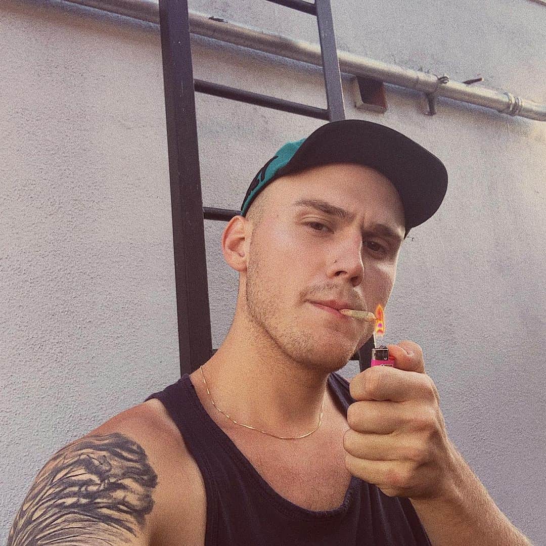 ブランドン・シェイアのインスタグラム：「It’s been a long day, time for marijuana 😁」